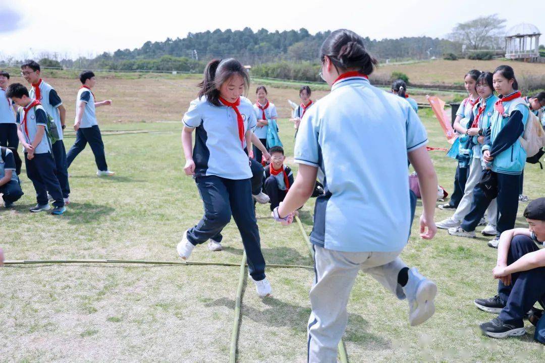包含乡村特色竹竿挤拔河，传承传统民俗运动的词条