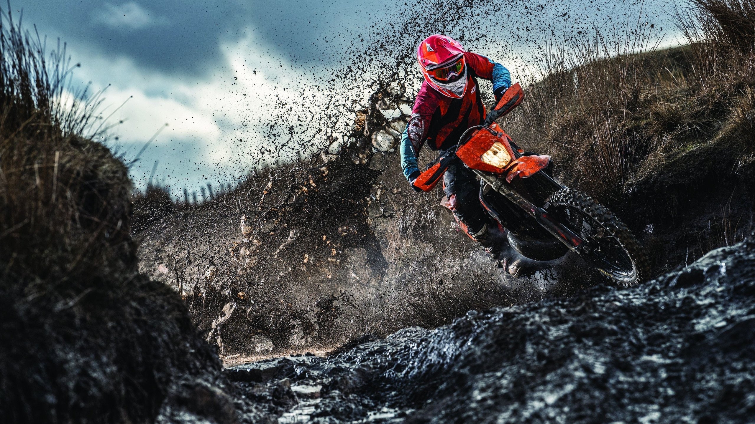 爱游戏在线登录-田径赛场上的突破：新人挑战老将，田径队训练视频